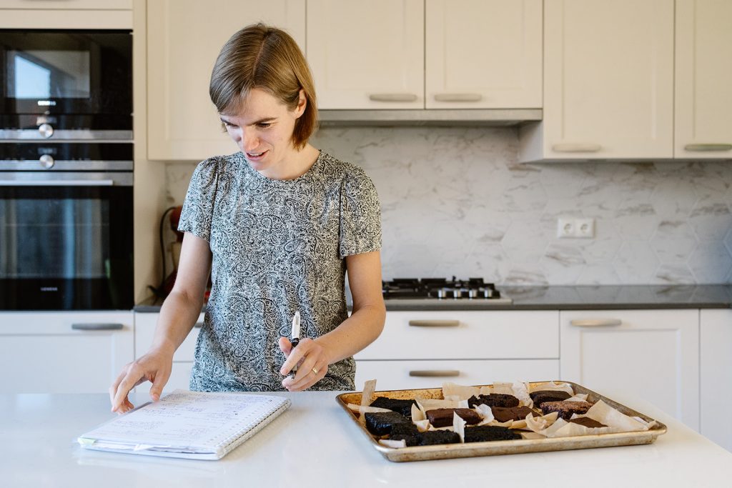 evaluating brownies - fotoshoot